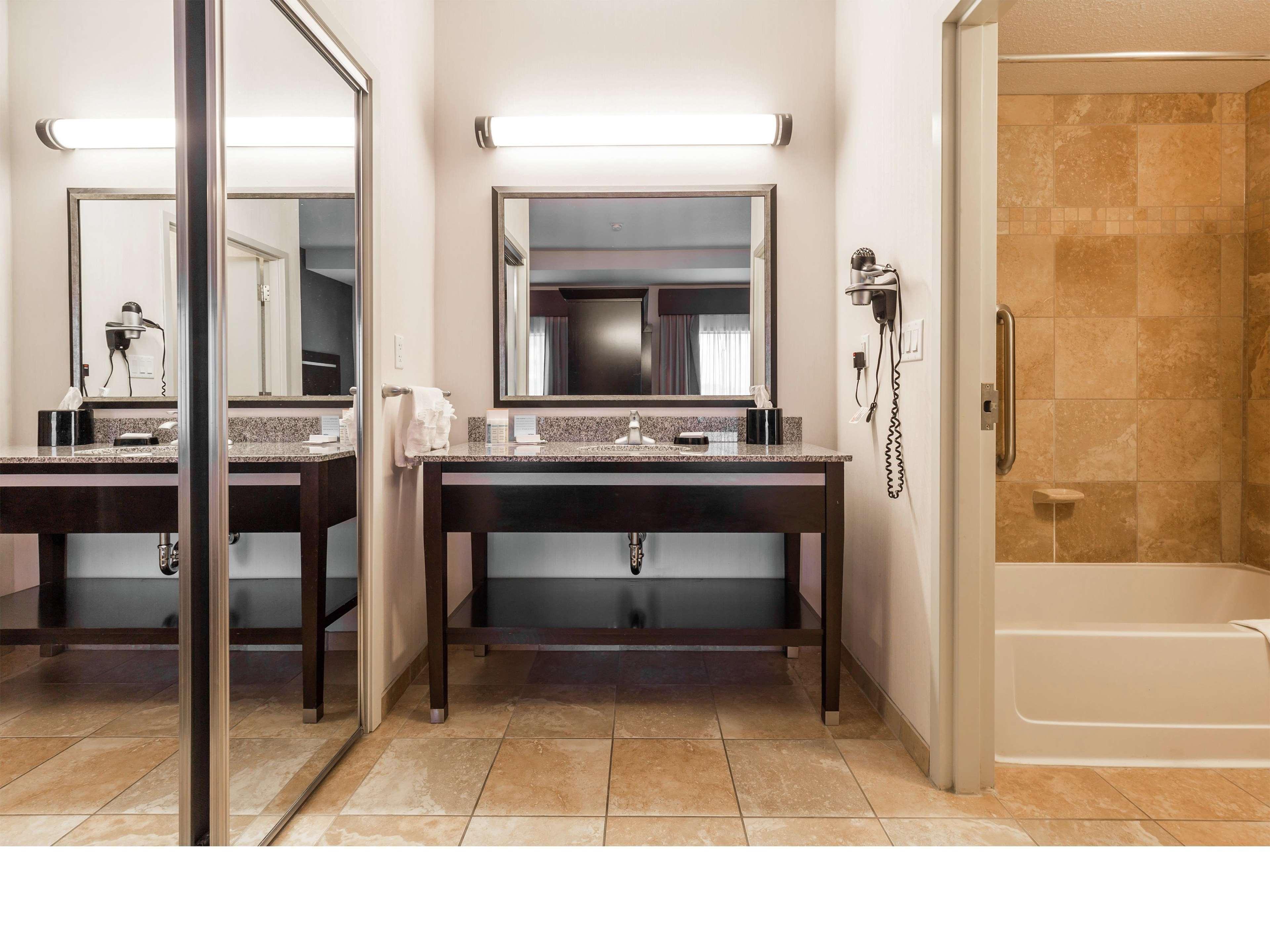 Hampton Inn & Suites By Hilton Lethbridge Esterno foto