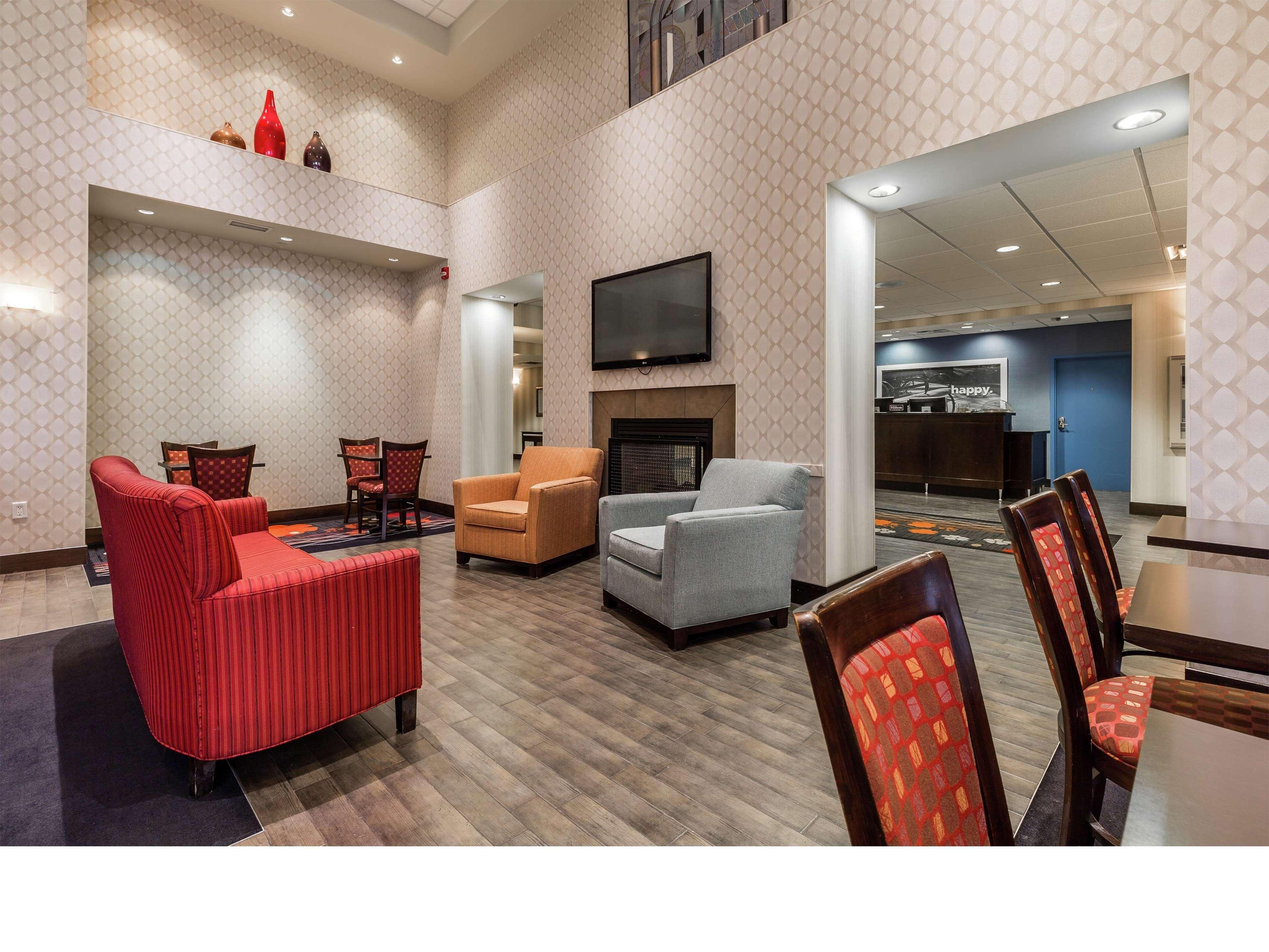 Hampton Inn & Suites By Hilton Lethbridge Esterno foto