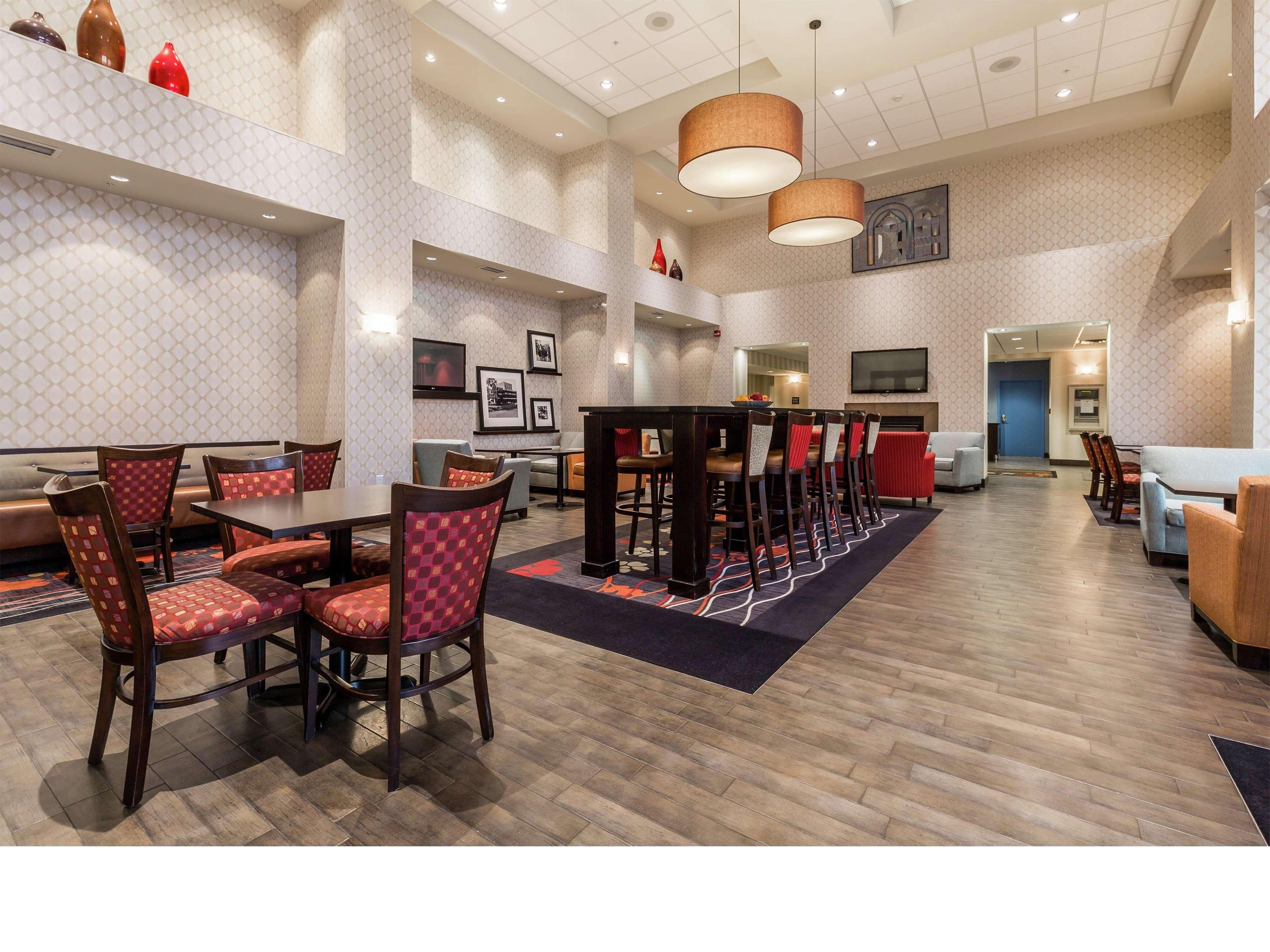 Hampton Inn & Suites By Hilton Lethbridge Esterno foto